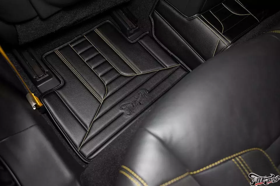 Infiniti FX37. Пошив автомобильных ковриков из экокожи в стиле перешитого салона.